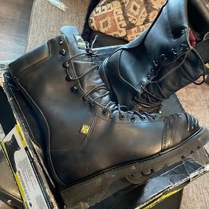 Mens work boots brand new never worn still in box
